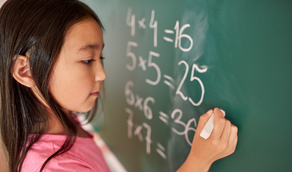 Môi trường và thái độ của người lớn ảnh hưởng rất nhiều đến việc con thích học toán hoặc sợ môn học này